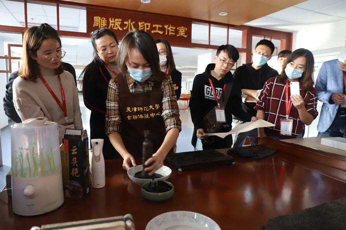 说明:D:\武浩\2020-2021学年\第一学期\中心工作\学生工作队伍一体化培训与研究中心\中小学班主任培训与研究中心\照片总结\天津师大-中小学班主任培训与研究中心图像材料\组织中小学德育骨干体验传统木板水印，感受中华传统文化魅力.JPG